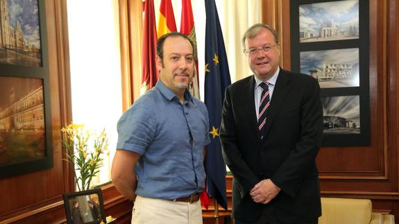 Antonio Silván (d) con el presidente de ASLE, Adolfo Benéitez (i). 