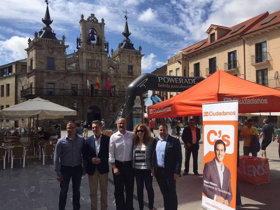 Los representantes de la formación naranaja han visitado la capital maragata