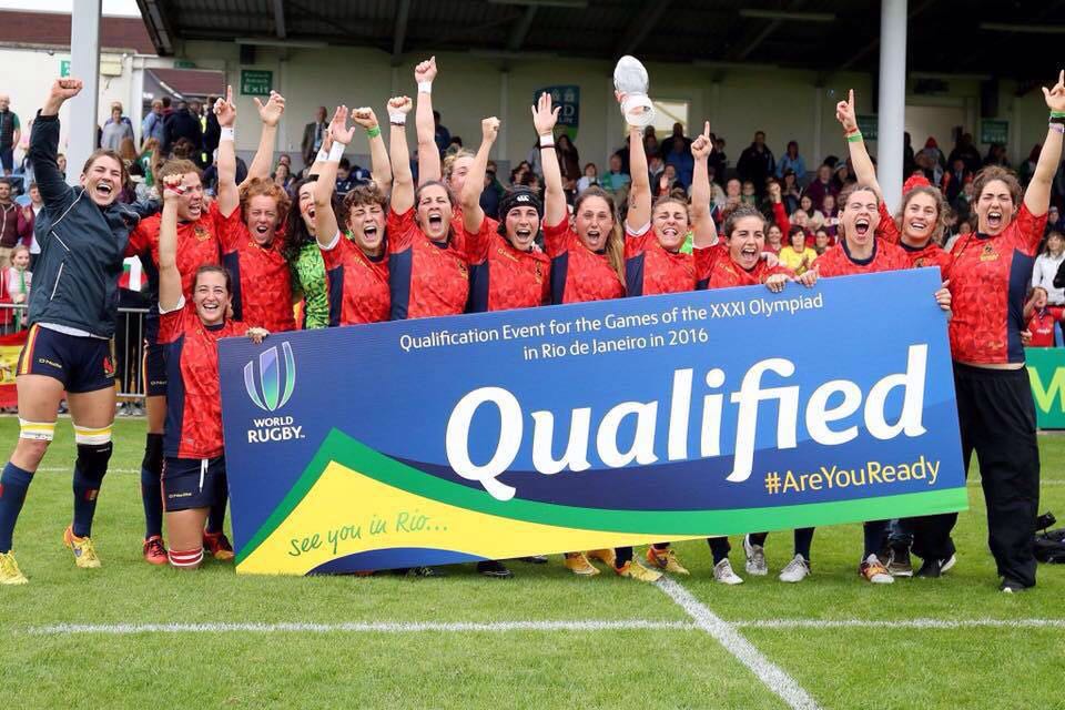 María Casado levanta el trofeo de campeonas del preolímpico.