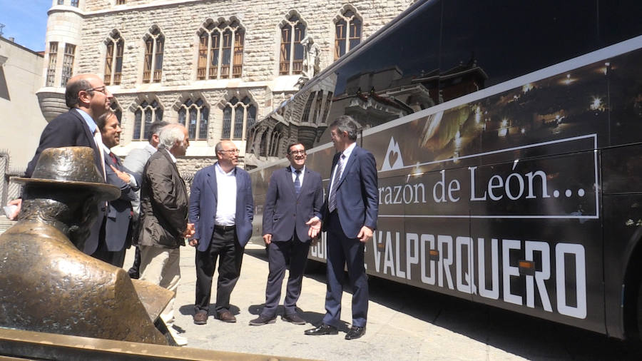 Presentación de uno de los autobuses rotulados, en Botines. 