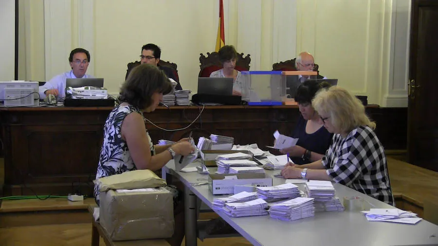 Recuento del voto CERA, el miércoles en la Audiencia Provincial de León.