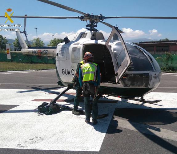 El helicóptero de la Guardia Civil participa en las labores de recuperación del cuerpo.