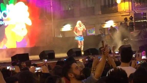 Un fan desatado le arranca el sujetador a Leticia Sabater tras un concierto
