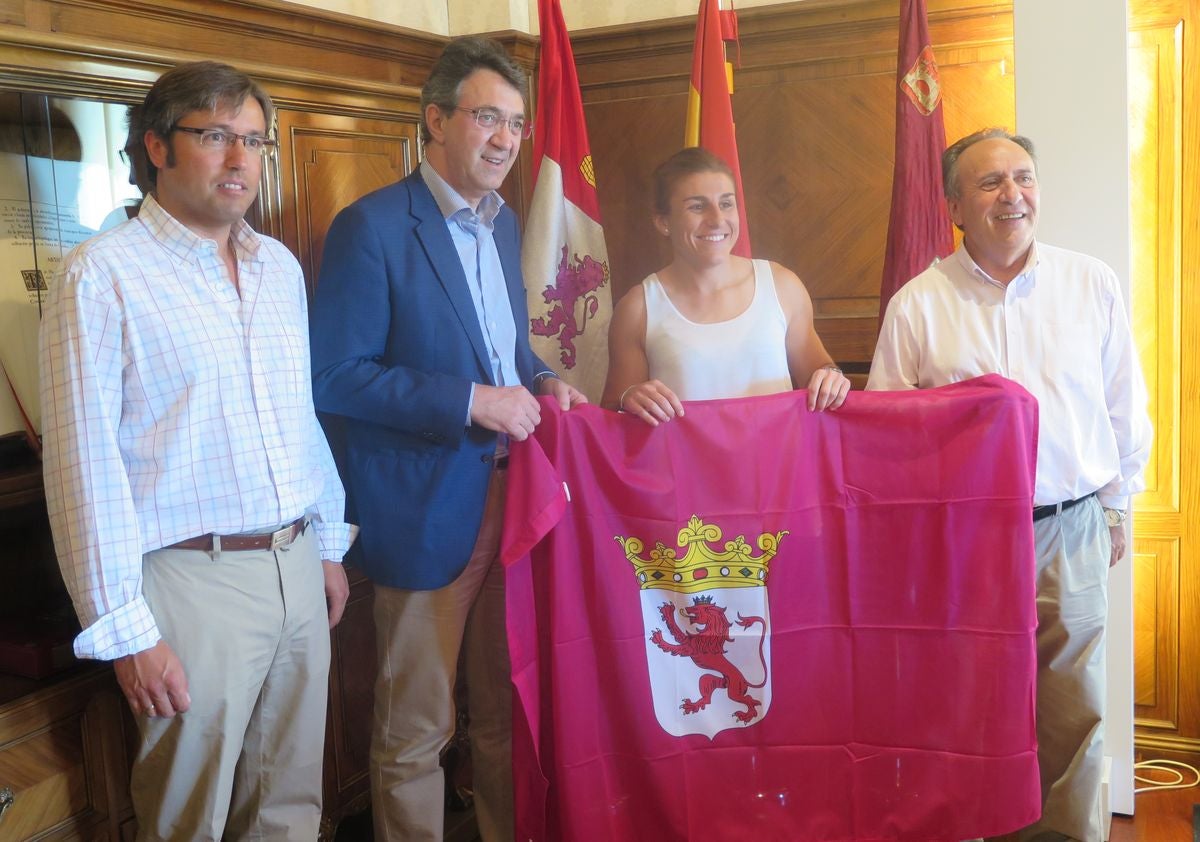 Majo entregó a María Casado una bandera de León para que luzca en la villa olímpica