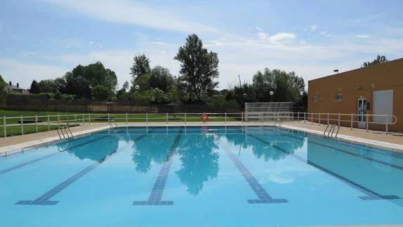 Vista de la piscina semi-olímpica de Valdefresno.