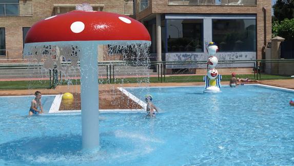 La seta corona la piscina de chapoteo y es objeto de diversión para los más pequeños.