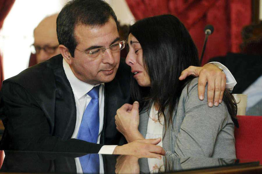 Fermín Guerrero consuela a Raquel Gago tras conocer el veredicto del jurado. 