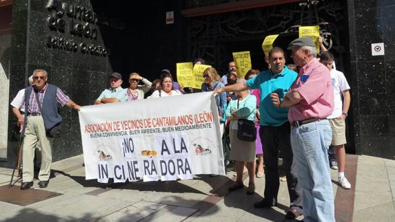 Concentración de los vecinos de Cantamilanos frente al Ayuntamiento.