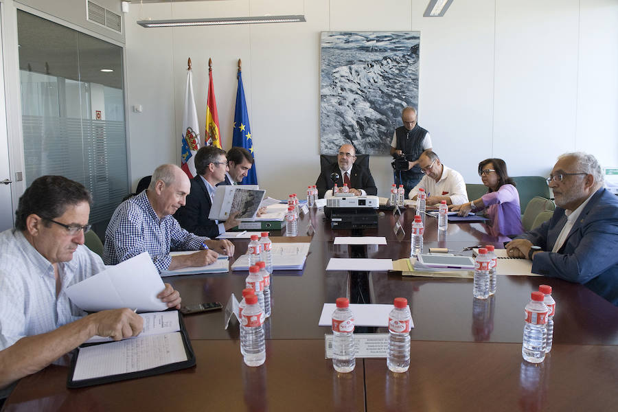 El consejero de Fomento y Medio Ambiente, Juan Carlos Suárez-Quiñones, asiste a la Comisión de Gestión del Parque Nacional de los Picos de Europa (PNPE), celebrada en Santander