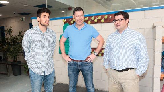 Alberto Molina, a la izquierda, con Cotelo, en el centro, y De Álvaro, ayer en la presentación del nuevo jugador rojillo.