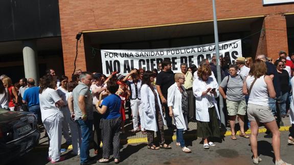 Concentración de este viernes ante las puertas del Hospital del Bierzo contra el cierre de camas