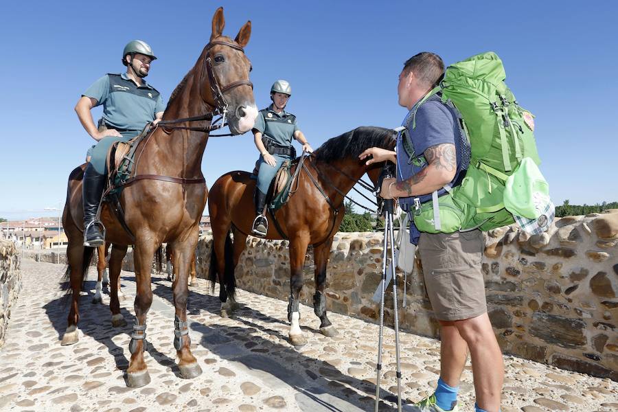 Los guardias civiles en Hospital de Órbigo.