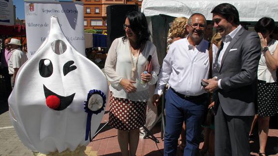 El consejero de Fomento y Medio Ambiente, Juan Carlos Suárez-Quiñones asiste a la XXVII Feria Municipal Agroganadera y del Ajo de Veguellina de Órbigo, acompañado por la subdelegada del Gobierno, Teresa Mata y del alcalde, Joaquín Llamas. 