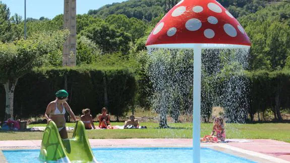Área infantil de las piscinas de Matallana de Torío.