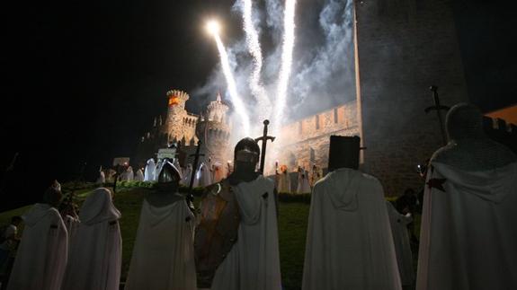 El castillo de Ponferrada durante la celebración de la Noche Templaria.