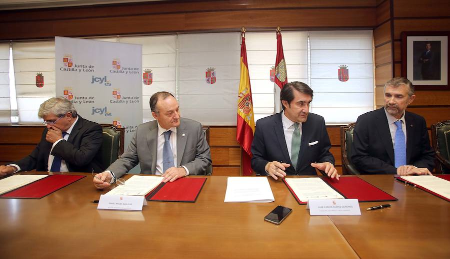 Suárez-Quiñones, consejero de Fomento y Medio Ambiente, junto a los tres rectores de las universidades de León, Valladolid y Burgos