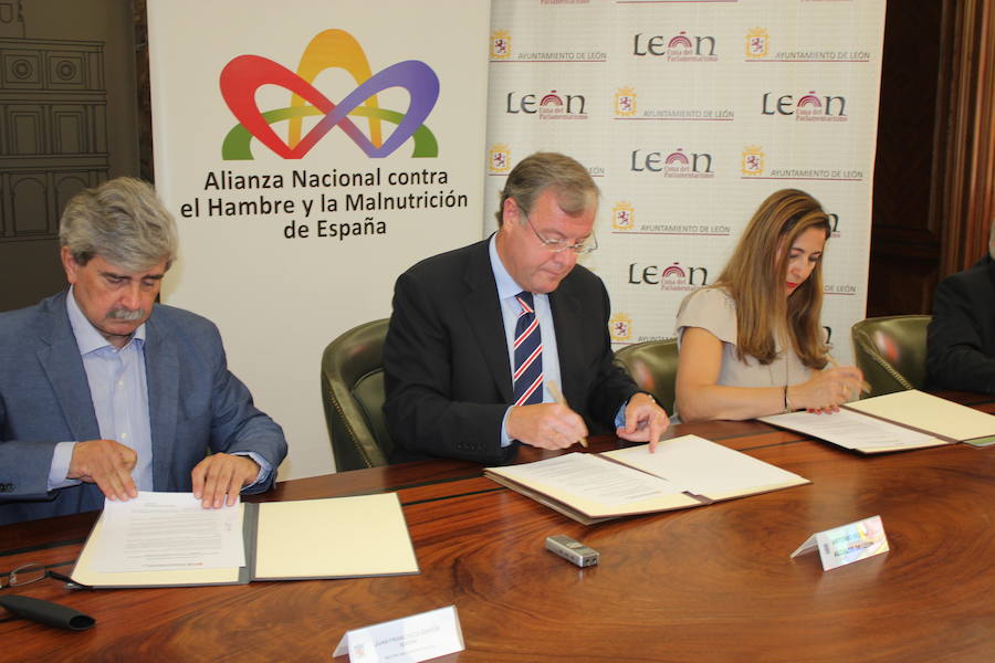 Juan Francisco Marín, Antonio Silván y Nuria Alonso durante la firma de la Alianza