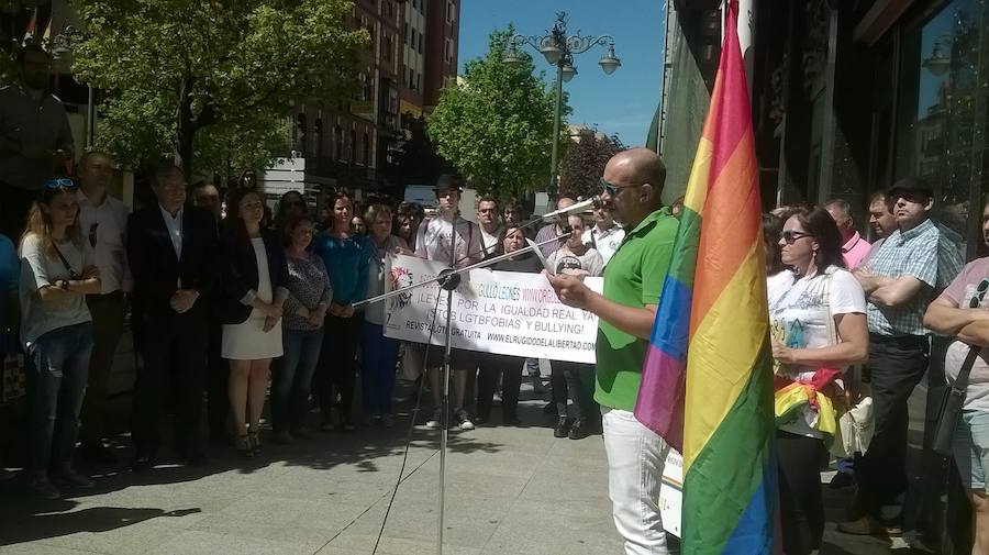 Imagen de la izada de la bandera arcoíris del colectivo LGTB en el Ayuntamiento.