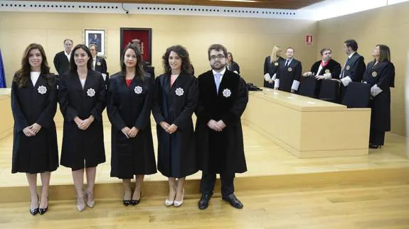 Cinco nuevos jueces de la 66ª promoción destinados en Castilla y León juran sus cargos y toman posesión de los mismos ante la Sala de Gobierno del Tribunal de Justicia de Castilla y León.