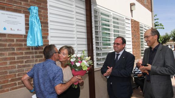 La consejera de Familia e Igualdad de Oportunidades, Alicia García; junto al gerente del Centro, Maríano Bernabé ,en la inauguración y visita una nueva unidad de atención a personas con discapacidad del Centro Asistencial San Juan de Dios en Palencia