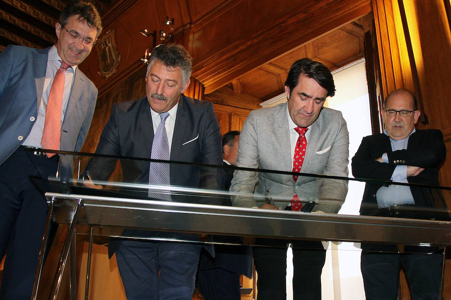 El presidente de Gersul y  el consejero de Fomento firman un convenio para la construcción del nuevo vaso del CTR. 