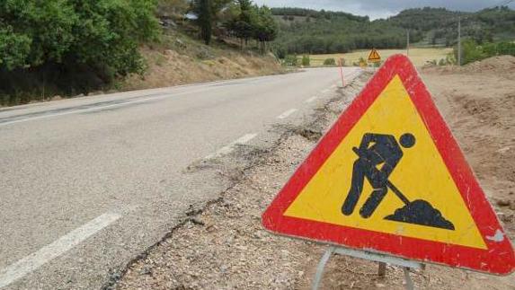 Imagen de una señal de obra en una carretera.