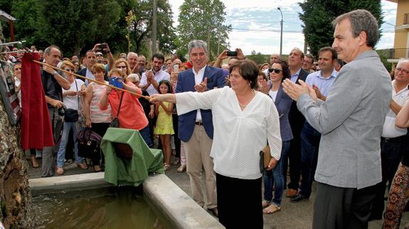 Momento en el que se procede a descubrir la placa en memoria de Benjamín Geijo.