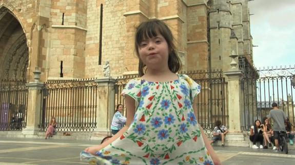 Ángela posa risueña delante de la Catedral de León.