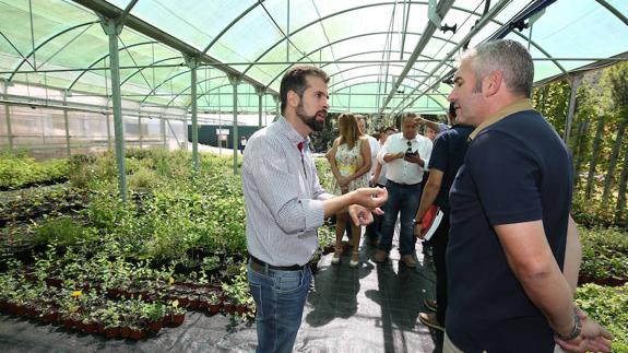 Luis Tudanca, junto al alcalde de Igüeña, Alider Presa, durante su visita al Centro Ciuden Vivero en la localidad berciana de Igueña. 