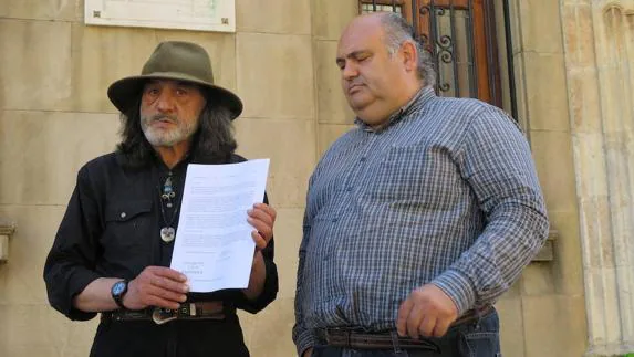 Luis Javier C. y Ramiro Pinto muestran la denuncia frente a la Audiencia Provincial, el pasado 30 de junio. 