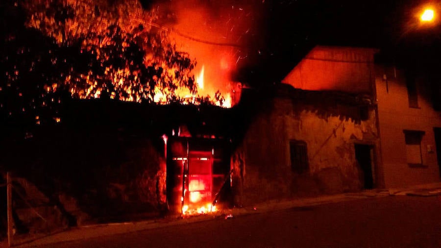 La vivienda en la que entró el cabo Vicente, siendo pasto de las llamas.