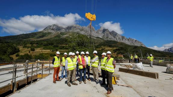 El consejero de Fomento y Medio Ambiente, Juan Carlos Suárez-Quiñones, durante su visita al centro. 