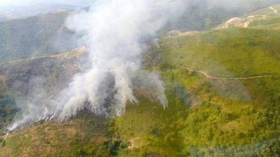 Imagen del incendio que afecta a la localidad de Corullón.