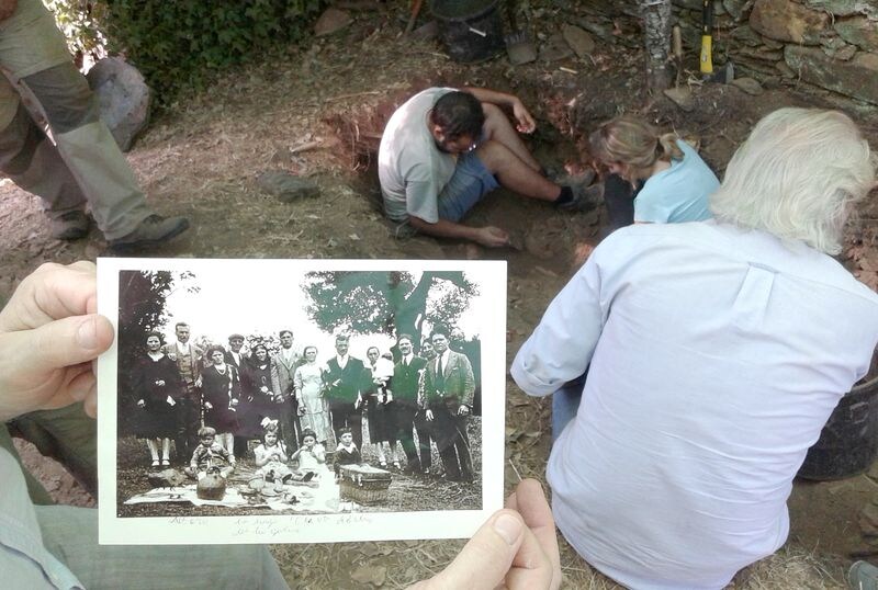 Una foto familiar, durante los trabajos de exhumación.