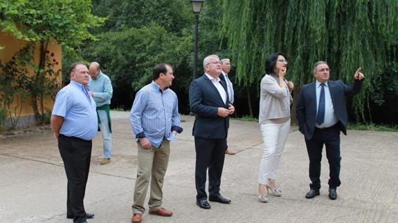 La subdelegada del Gobierno, durante su visita a la localidad de San Facundo.