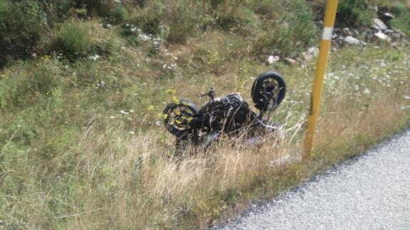La motocicleta, en la cuneta tras el accidente.
