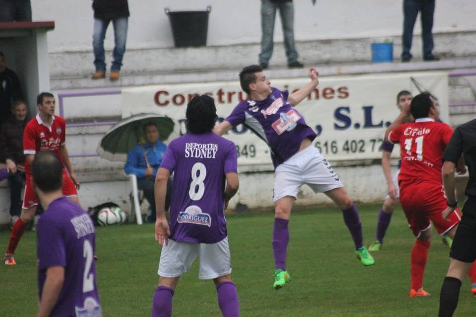 Rober cayó lesionado en la primera mitad.