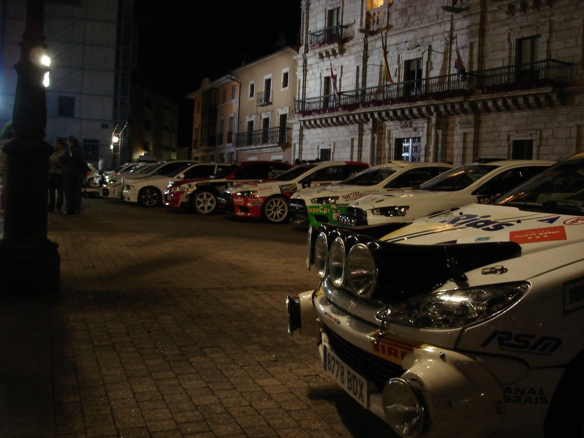 Los coches en la noche ponferradina.