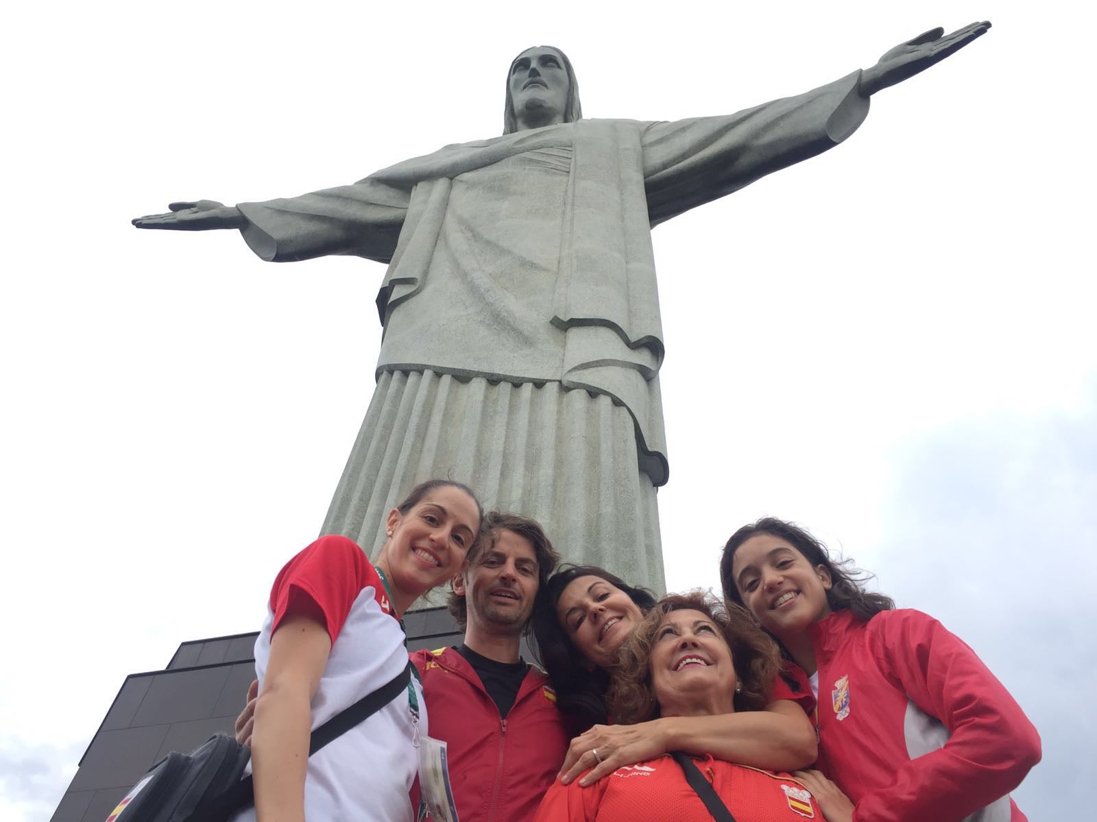 Carolina y el resto de la expedición en el Cristo de Corcovado.