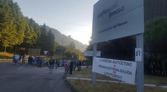 Los mineros a la entrada de la central de La Barca.