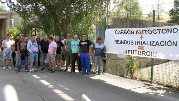 Los mineros, durante su bloqueo a la térmica.