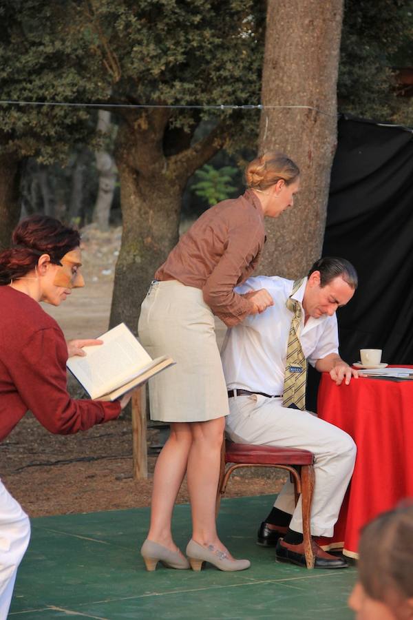 Imagen de una representación teatral durante el la actividad 'Entre Encianas y Panero'