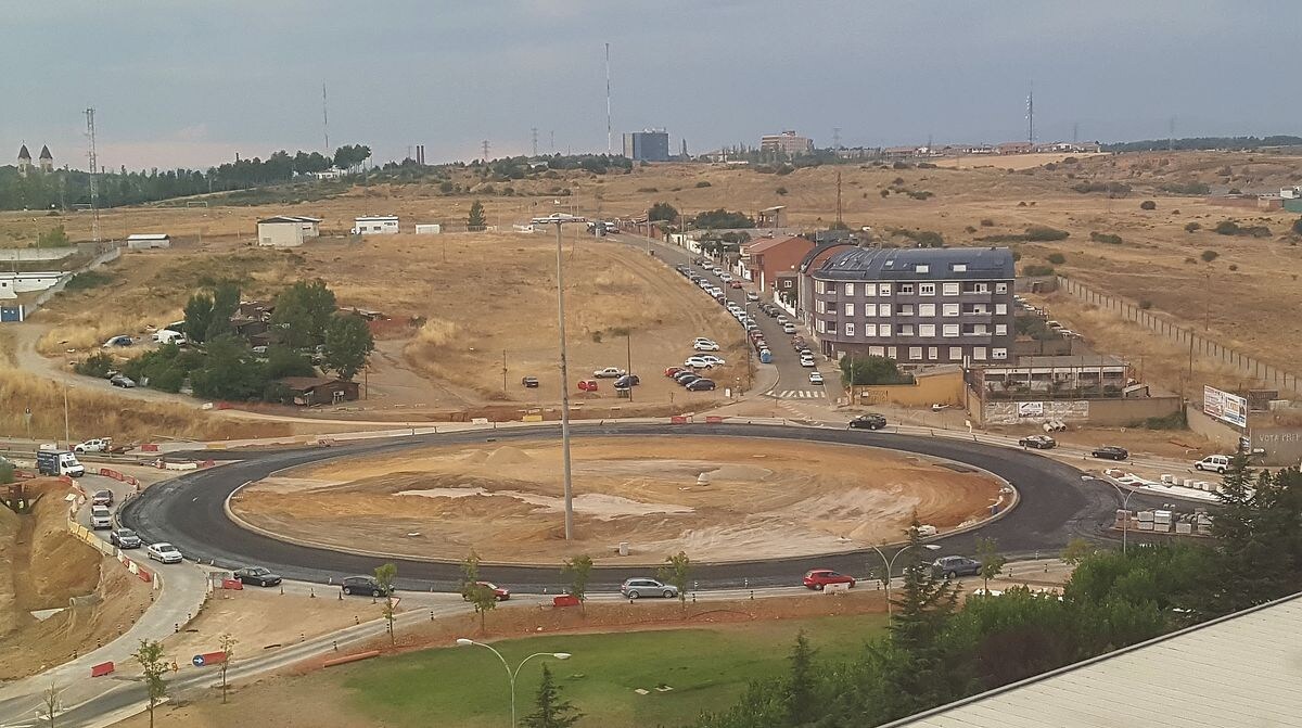 Estado actual de las obras de la nueva rotonda con su 'enganche' al Hospital.