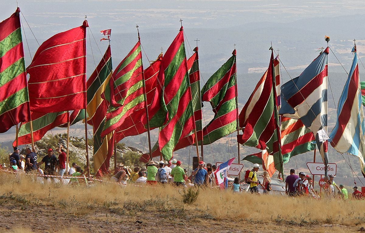 Pendones de León en el alto de La Camperona.