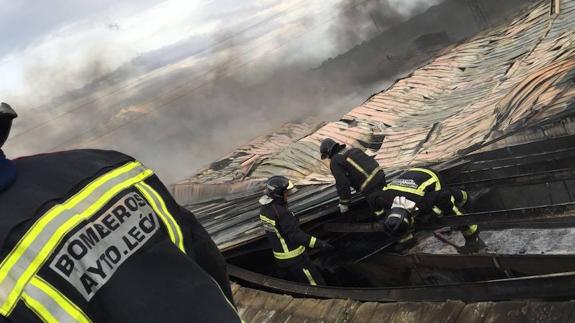 Los Bomberos de León, durante las labores de extinción de la fábrica.