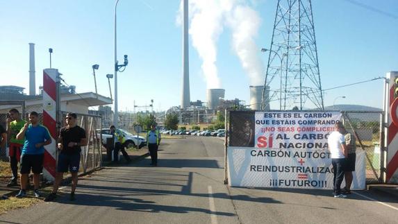 Mineros de Astur Leonesa en la protesta de este jueves ante la central de Compostilla.