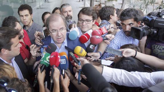 El presidente del PP de Castilla y León, Juan vicente Herrera, atiende a los medios de comunicación a su llegada a la reunión del Comité Ejecutivo Nacional.