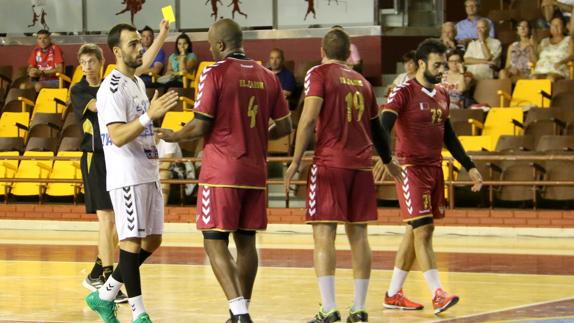 Costoya comenta una jugada con un rival.