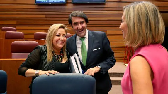 Valdeón, junto al Consejero de Fomento, Suárez-Quiñones, en el pleno.