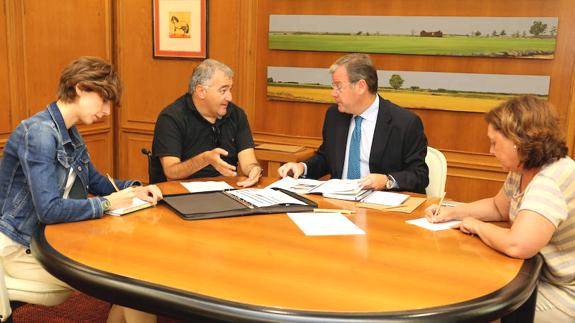 El alcalde de León, Antonio Silván, en la reunión mantenida con el presidente de Cocemfe.